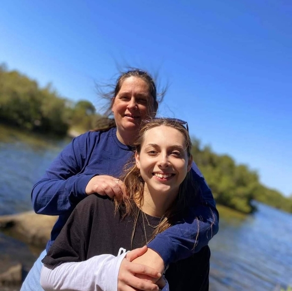 Hi, I'm Carissa. I ❤️ ♻️ 👚👖's. Trying to help the 🌍 one🧵 at a ⏰️ - Picture 2 of 5